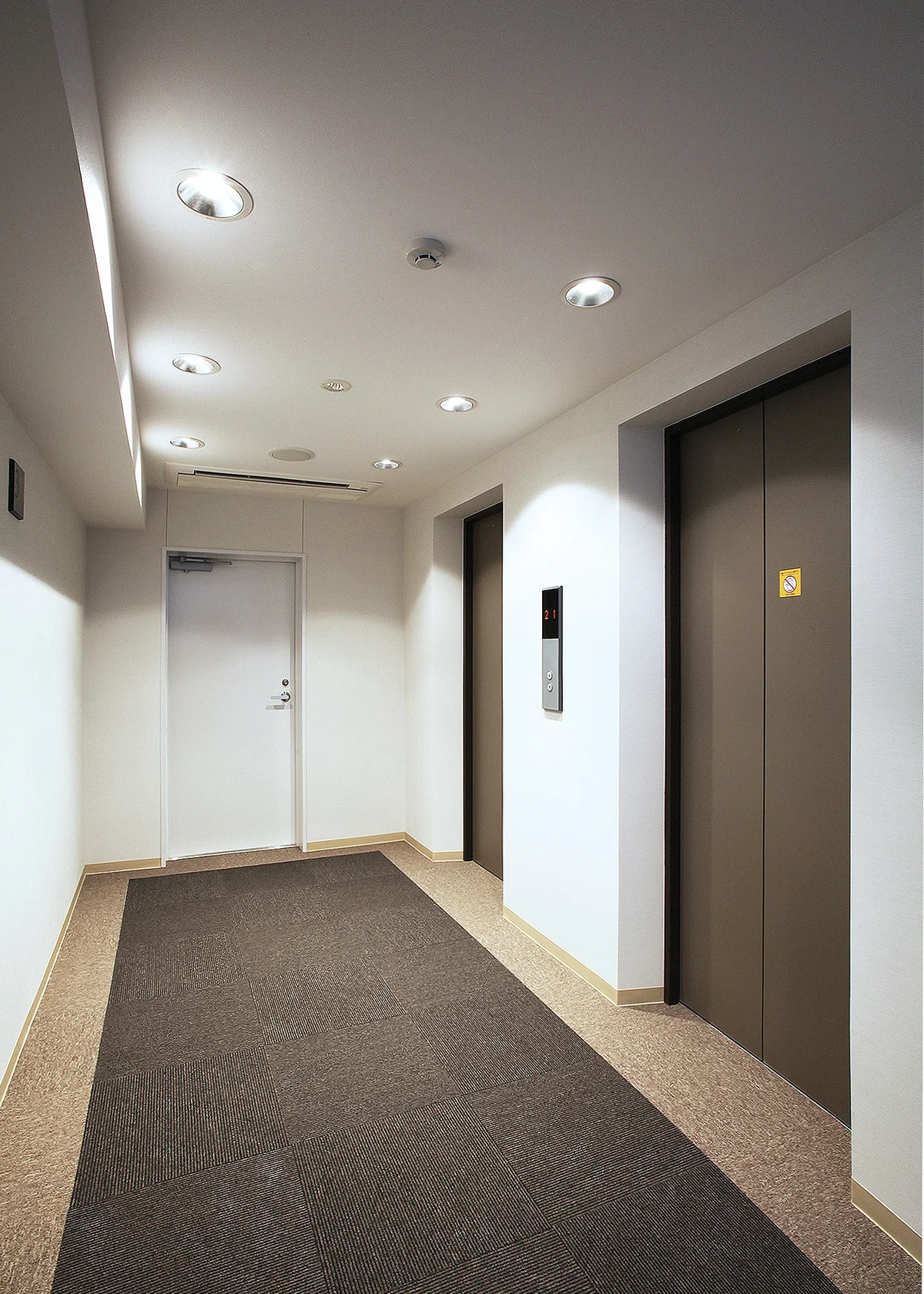 エレベーターは2台完備