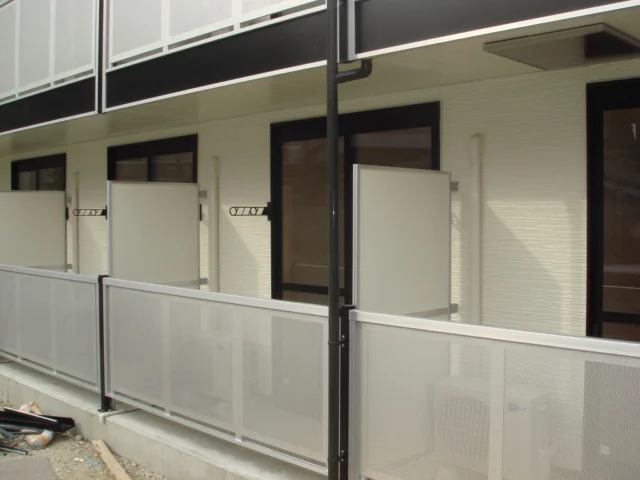 ベランダは深めの屋根付き。