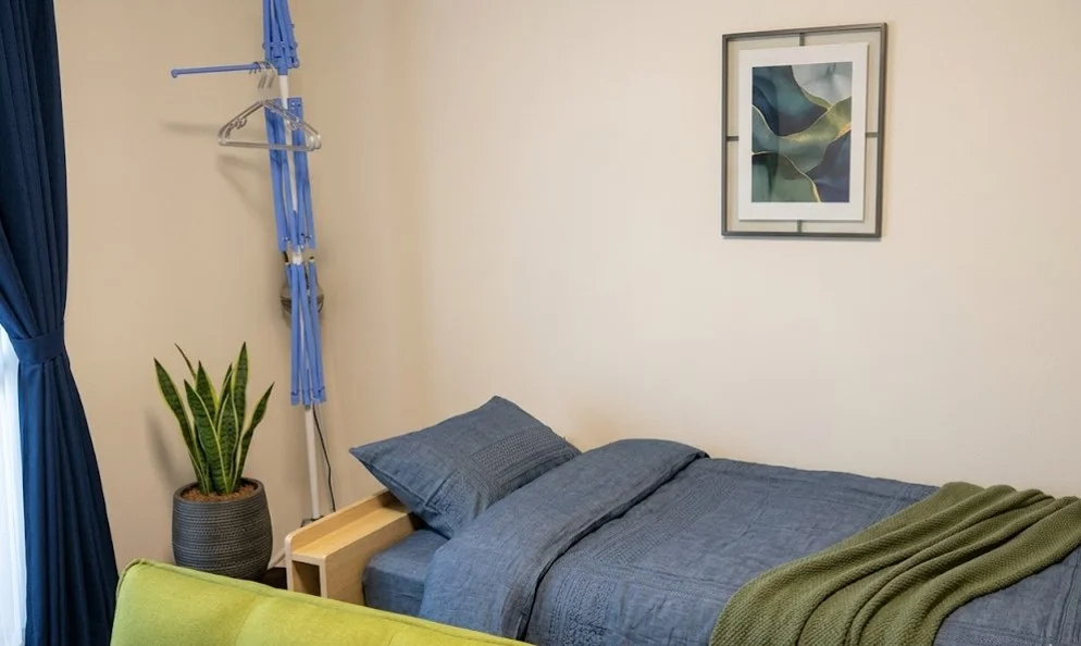 【室内画像】「鞄1つで来ても生活できる」がモットーの岐阜市中心部ウィークリーマンションです。長期割引可能な岐阜市中心部マンスリーマンションプランもあります♪※植木と額とクッションなどは写真用です。