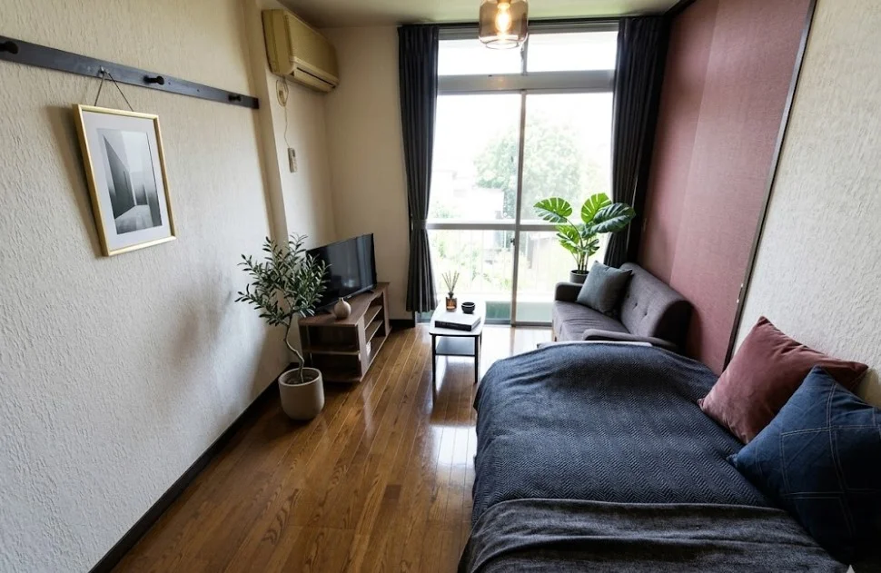 ソファ付きでの茶色ベースの暖か実のあるインテリア！　レトロシックな感じな御部屋が魅力的♪※植木と額とクッションなどは写真用です。