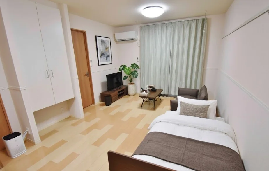 Kマンスリーイオンモール各務原南★テレビ、ソファー、空気清浄機、テーブル、ゴミ箱、掃除機やパラソルハンガー、DVDプレイヤーも完備!!長期、中期、短期宿泊に適した室内となっております。※植木と額とクッションなどは写真用です。