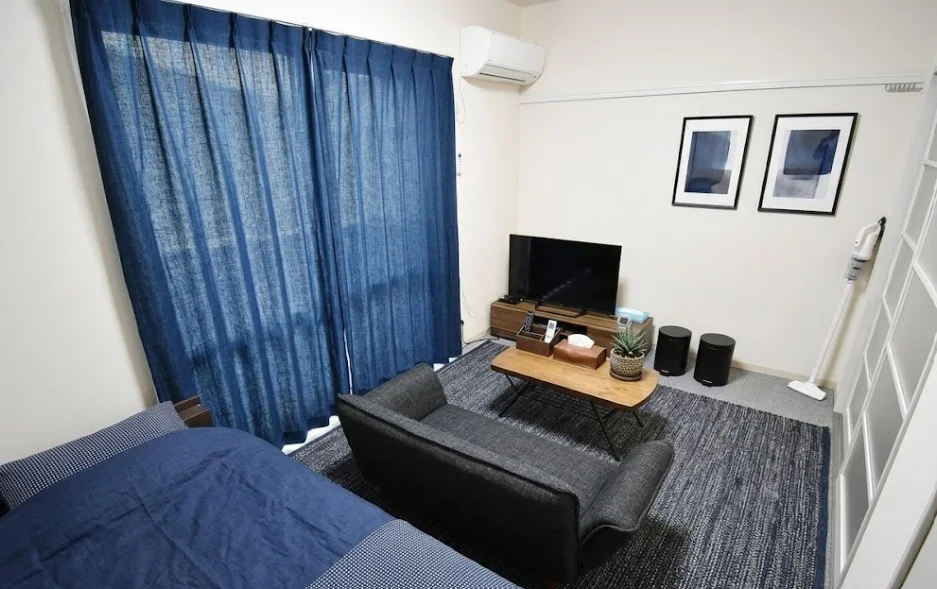 弊社の岐阜各務ヶ原市ウィークリーマンションおよび岐阜各務ヶ原市マンスリーマンションでは、ご利用いただく際に必要な家具や家電製品に加え、様々な備品を完備しております。これにより、ご利用当日から快適にお過ごしいただけるように配慮しております。※植木と額とクッションなどは写真用です。