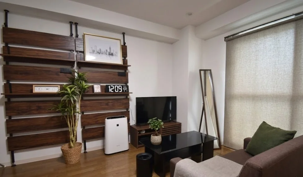 お部屋のクロスがとてもオシャレですてきですよね(^^♪陸上自衛隊 善通寺駐屯地まで徒歩圏内ですので研修などのご利用にも最適です★※植木と額とクッションなどは写真用です。
