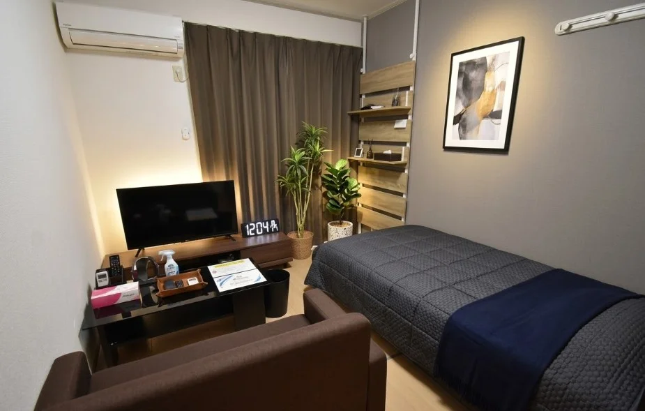 Kマンスリー坂出駅前のお部屋のお写真です。ソファや32型テレビのご用意もございますのでごゆっくりとおくつろぎいただけます★※植木と額とクッションなどの装飾は写真用です。