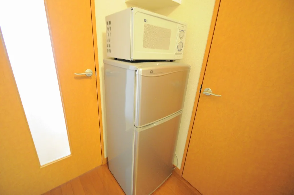 ※同タイプ部屋の写真となります（冷蔵庫・レンジ）