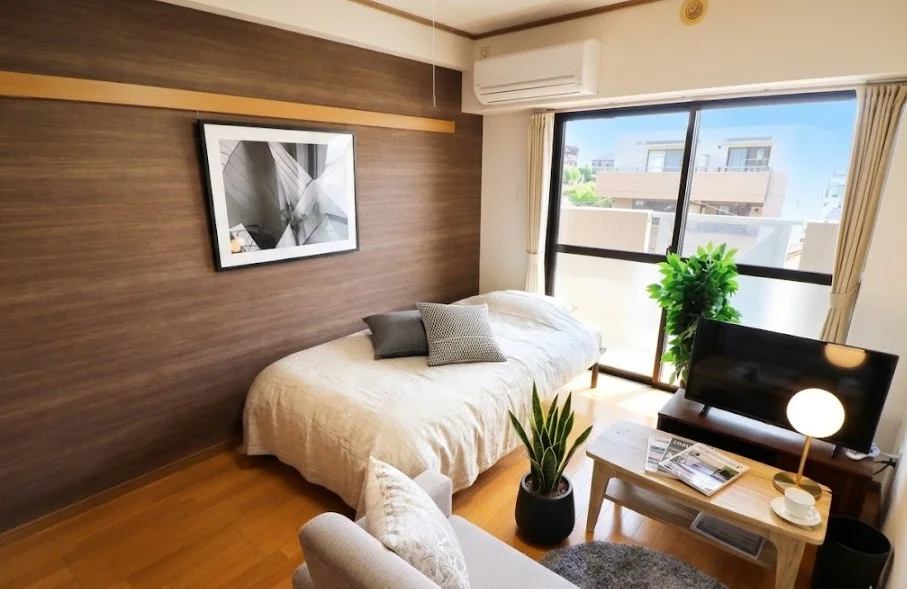 ソファ付きでデザインクロスありの御部屋！　温かみのある色合いが魅力の落ち着く雰囲気のお部屋♪※植木と額とクッションなどは写真用です。