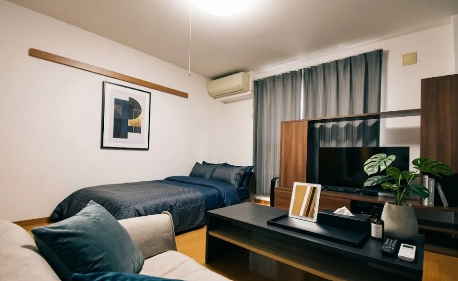 弊社の三重鈴鹿市ウィークリー、三重鈴鹿市マンスリーマンションでは、ご利用当日からご不便なくお過ごしいただけますよう、家具家電の他、多種類の備品を完備※植木と額とクッションなどは写真用です。