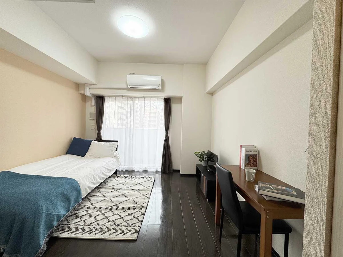 写真はお部屋のイメージです。ラグなどの室内装飾はございません。