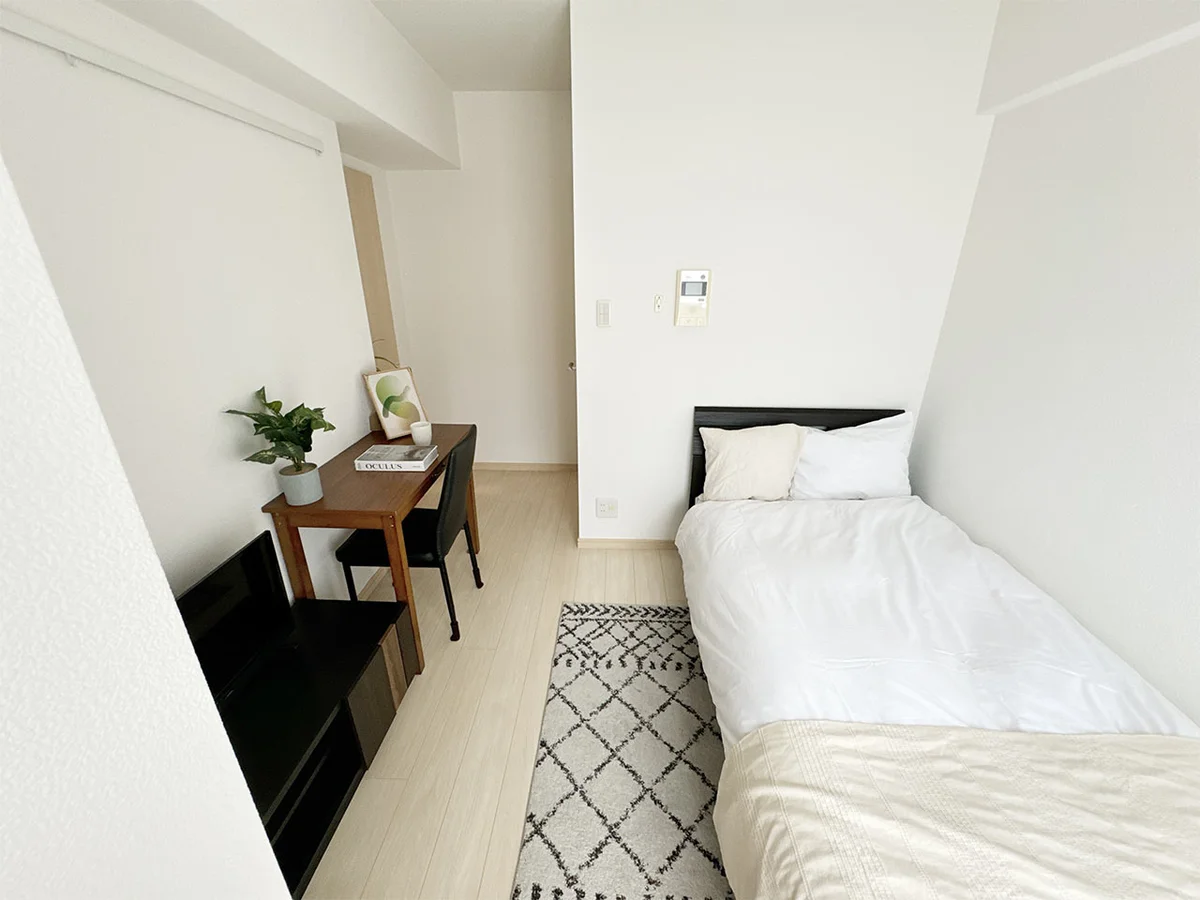 写真はお部屋のイメージです。ラグなどの室内装飾はございません。