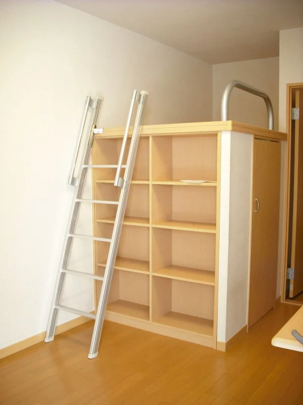 造り付ベッドの下は大容量の収納スペース照明付き