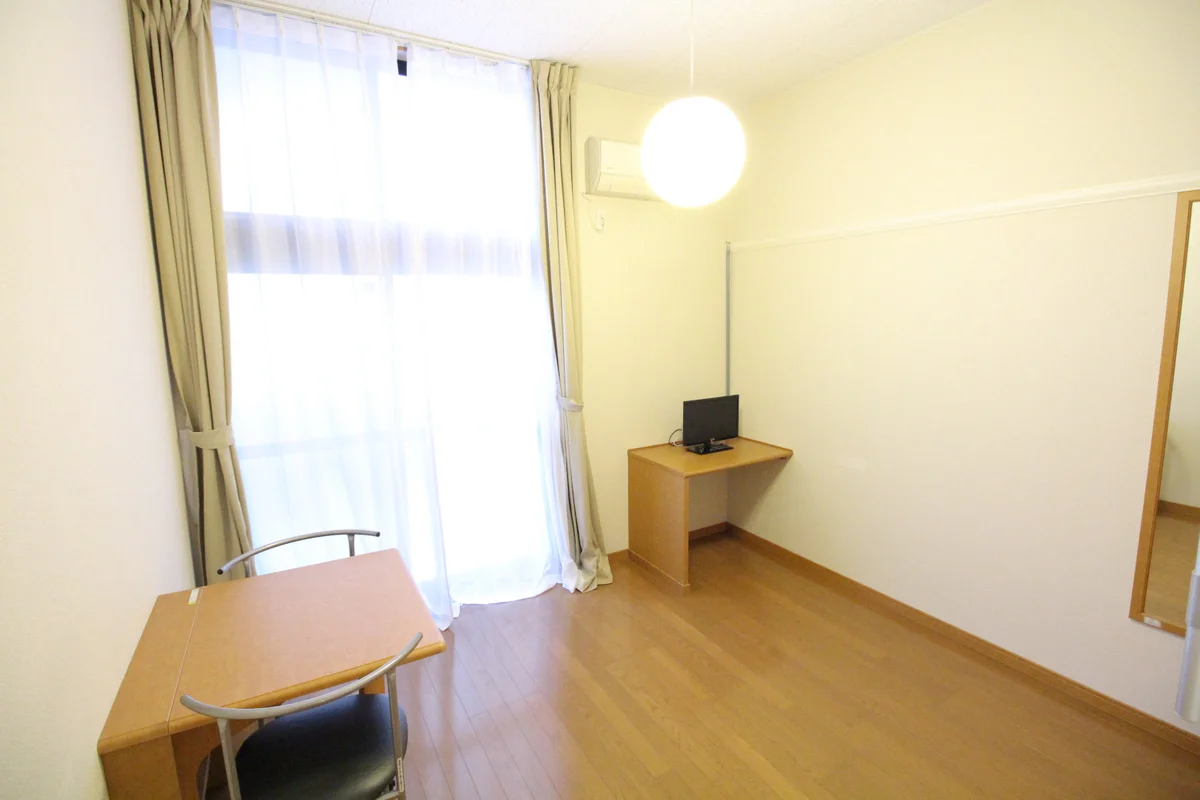 大きな窓が特徴で、明るいお部屋です♪