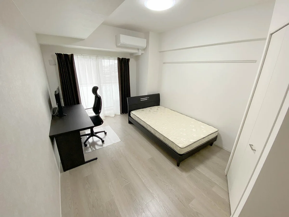 写真はお部屋のイメージです。ラグなどの室内装飾はございません。
