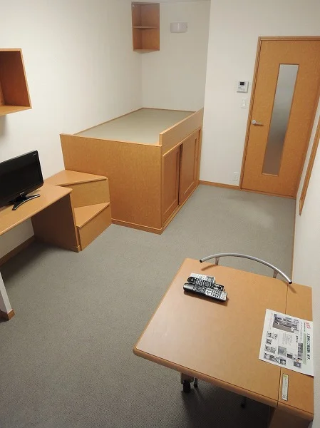 備え付けのテーブルは折りたたみ可能