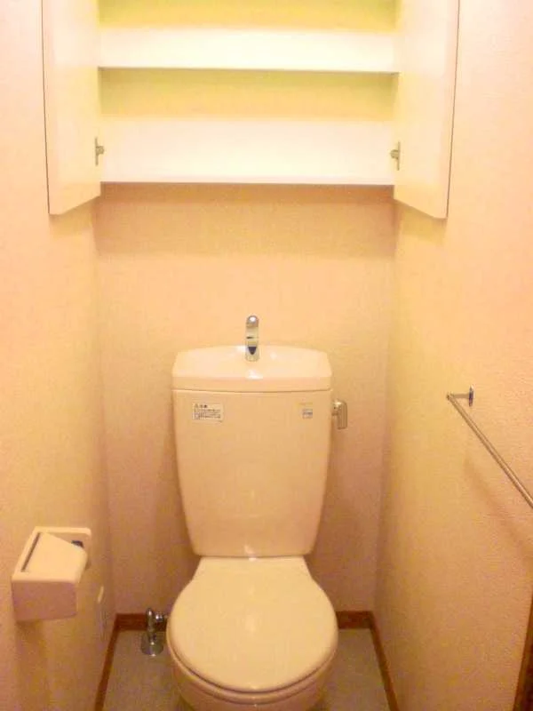 上部には収納棚も付いています。