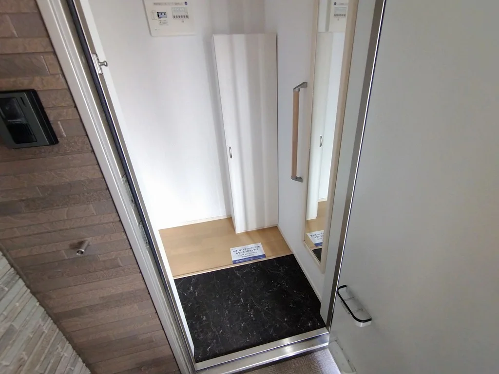 姿見付き　お出かけ前の確認に♪