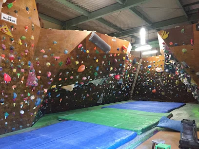 ボルダリングジム アライズ富山店まで車で8分