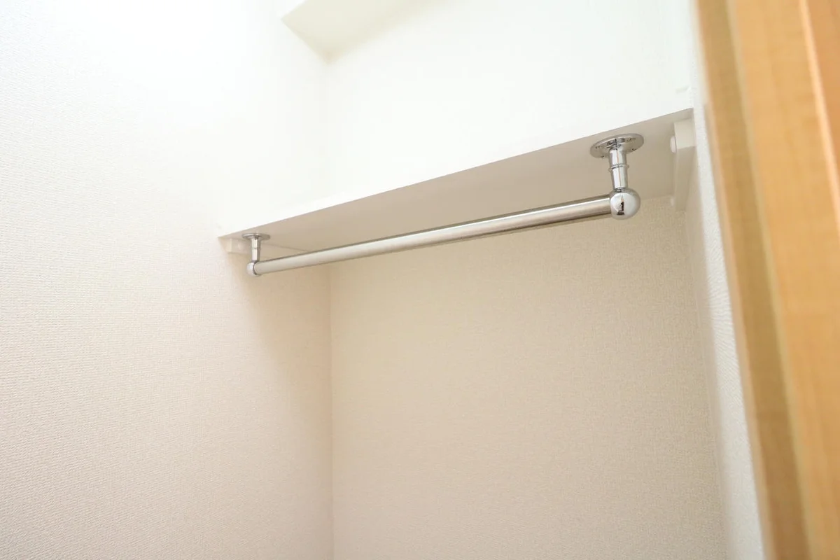 ハンガーパイプ付きでスッキリ収納