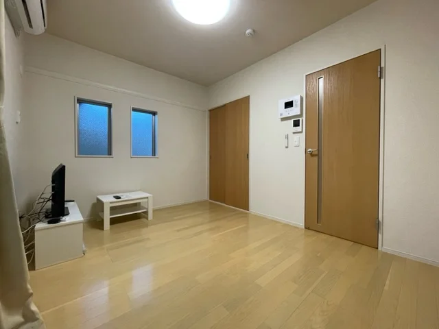 角部屋のみ側面に窓あり。