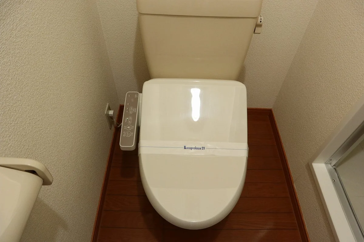 温水便座付きで快適生活    風呂・トイレ別
