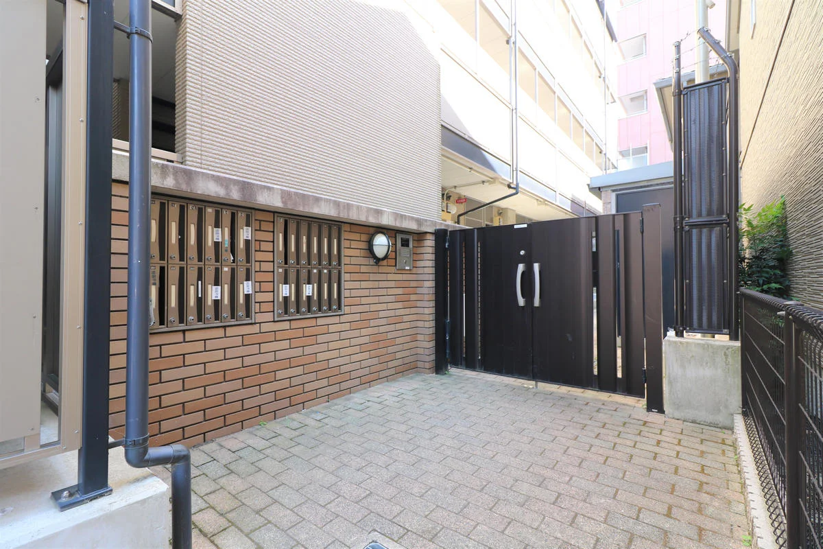 オートロックとモニター付きインターホン完備で女性にも安心