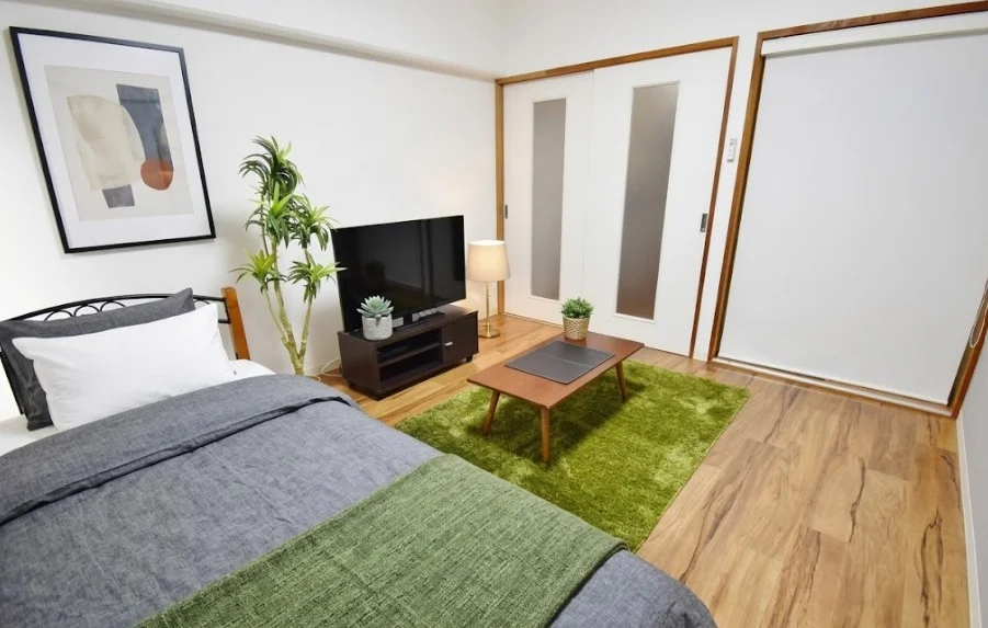 お部屋には、ベッド・寝具・ローテーブル・テレビ・テレビボード・掃除機・パラソルハンガー・全身鏡・ﾃｰﾌﾞﾙ鏡・時計・お部屋用消臭剤・ダストボックスなどご用意しております！5階の日当たりも抜群のお部屋ですのでごゆっくりおくつろぎいただけるかと思います☆※植木と額とクッションなどは写真用です。