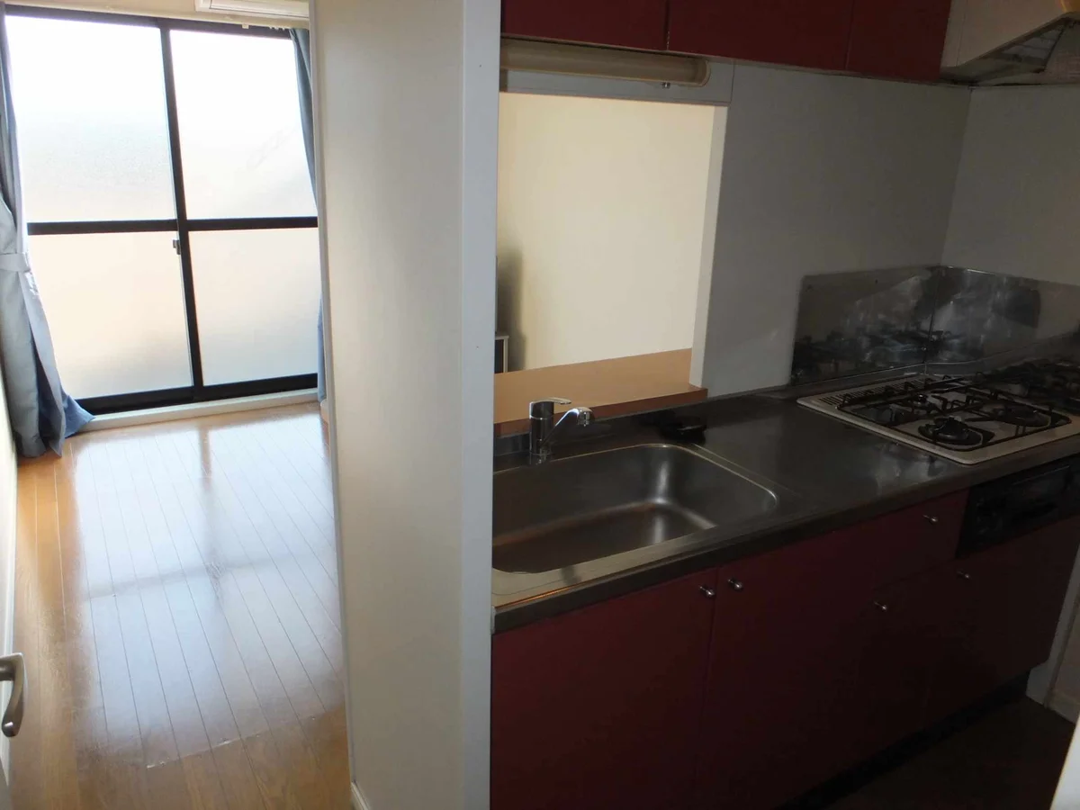 ワイドタイプの対面式キッチンです