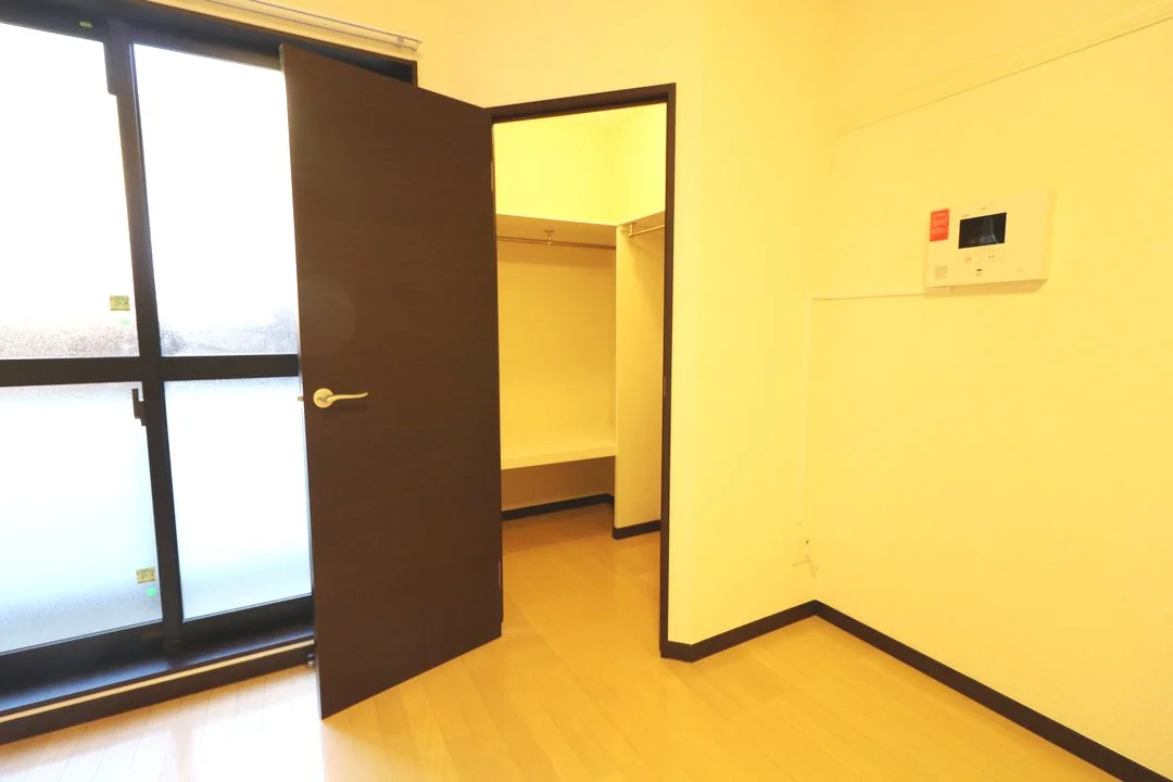 大型ウォークインクローゼットを完備しており女性でも収納は安心