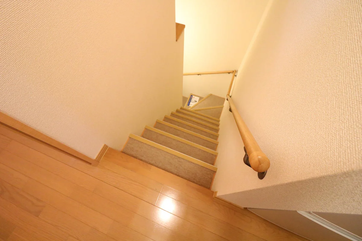 2F部屋のみ各専用階段有※冬場でも雪の心配がありません。