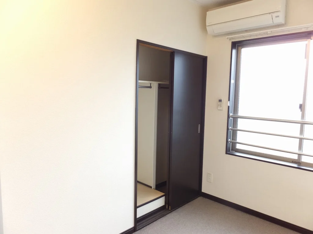 ポール付きクローゼットなら大切なお洋服もシワになりません。