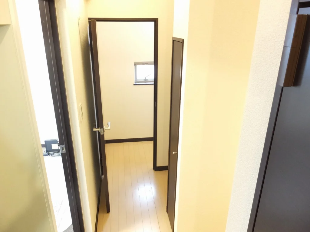 ２階は階段を上がると広めな収納部屋が御座います。