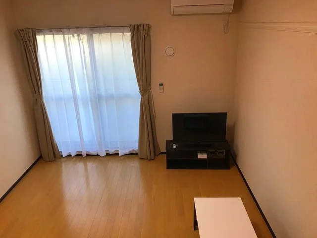 エアコン、テレビ、カーテン、照明、テーブル設置済み