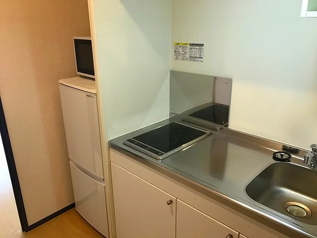 広めのキッチンが嬉しいですね♪冷蔵庫、電子レンジ設置済み