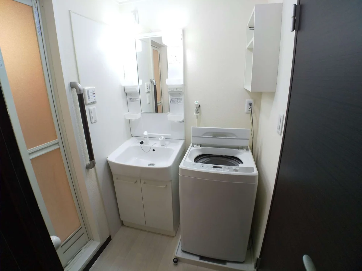 鏡を備え　準備のしやすい洗面台