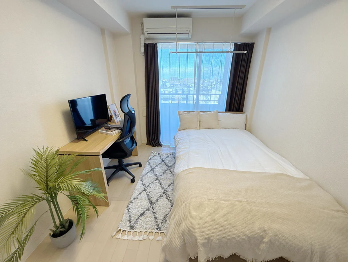 写真はお部屋のイメージです。ラグなどの室内装飾はございません。