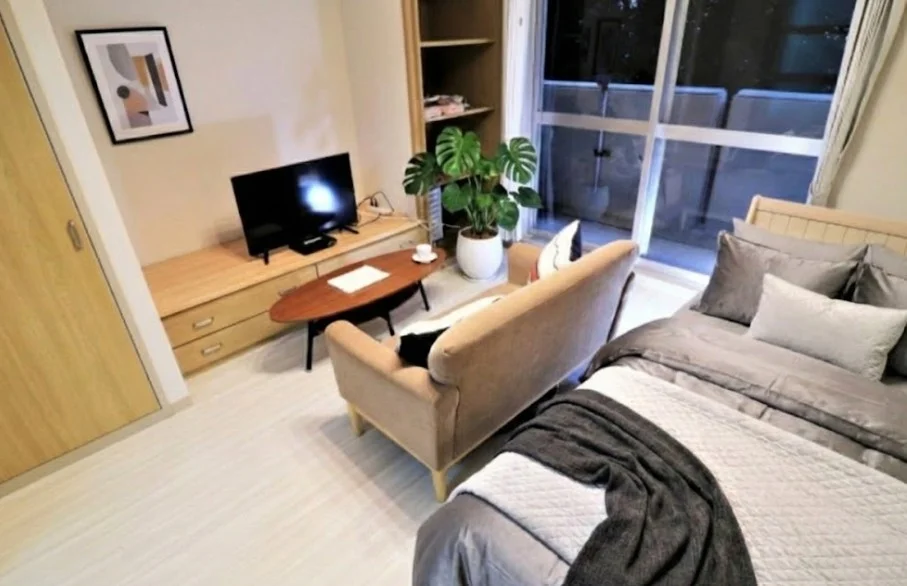 収納多数あるお部屋！　洋室広々としていて明るいインテリアが魅力のお部屋です。※植木と額とクッションなどの装飾は写真用です。