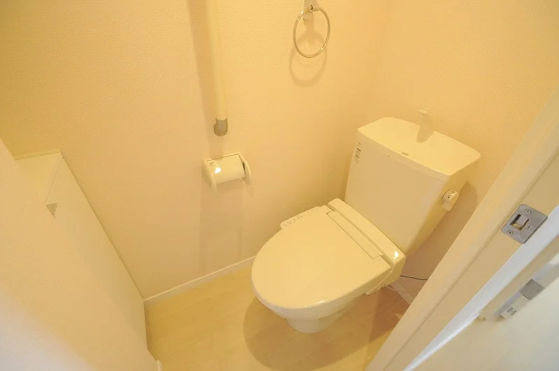 トイレには快適な温水洗浄便座付