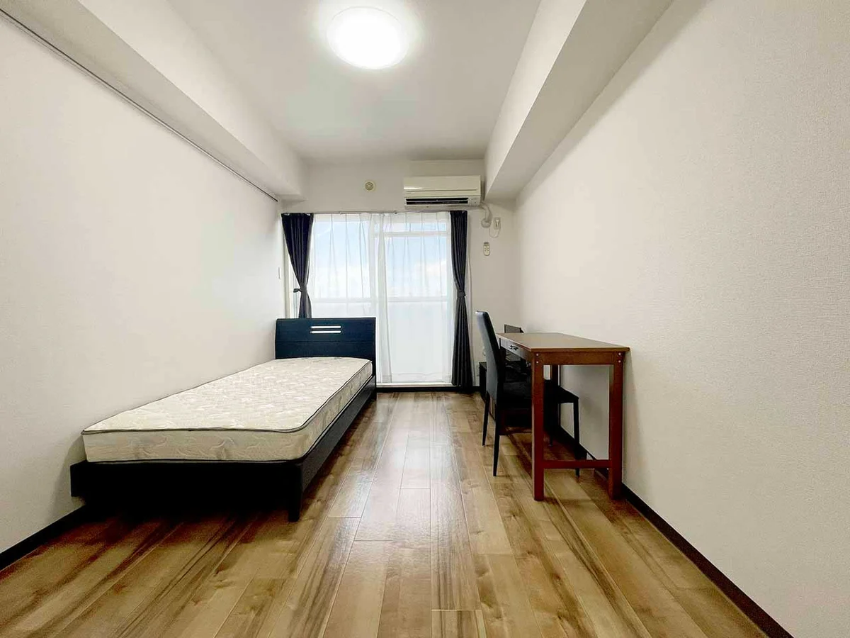 写真はお部屋のイメージです。ラグなどの室内装飾はございません。