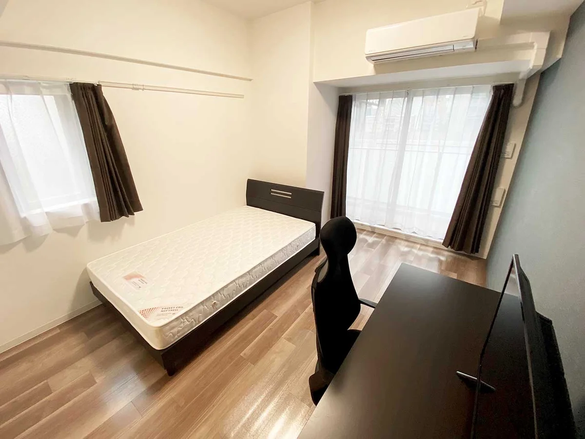 写真はお部屋のイメージです。ラグなどの室内装飾はございません。