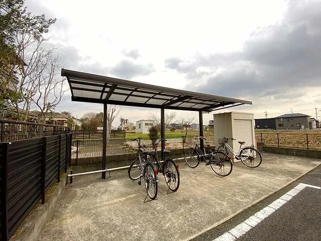 屋根付き駐輪場（無料）