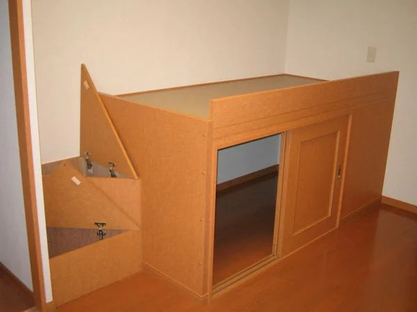 ベットの下と階段は収納になってます