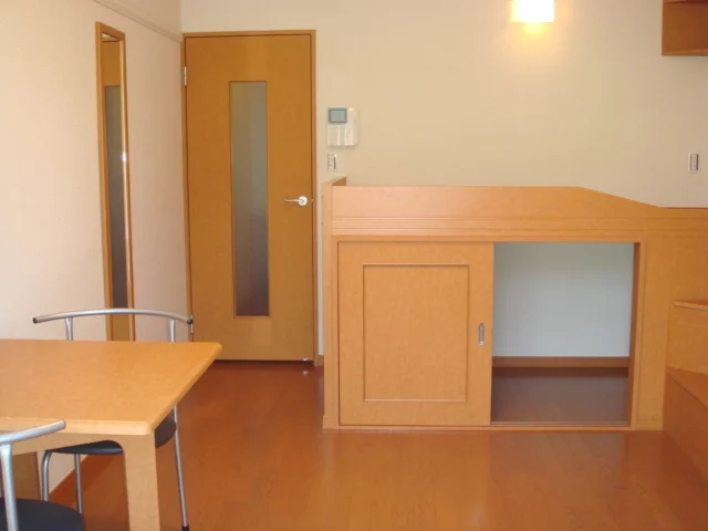 収納たっぷりのベッドなど、家具付き。