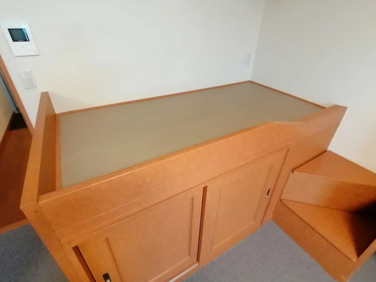 ベッド付き、ベッド下収納あり。