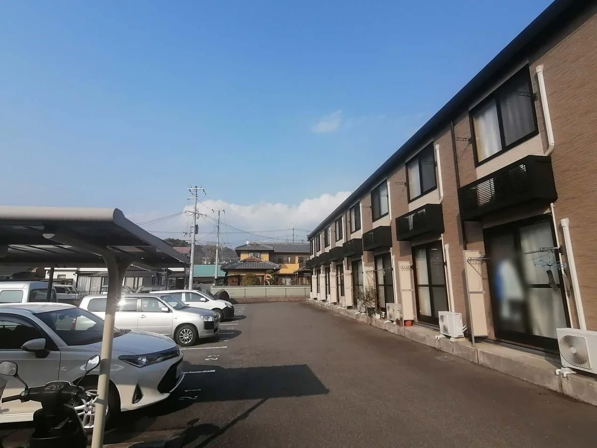 広く止めやすい駐車場です。