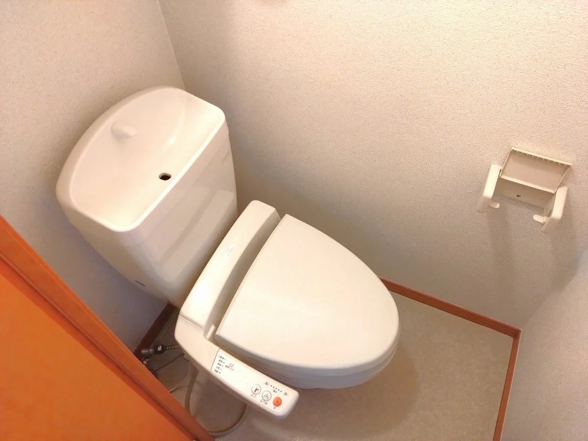 温水便座付きで快適生活    風呂・トイレ別