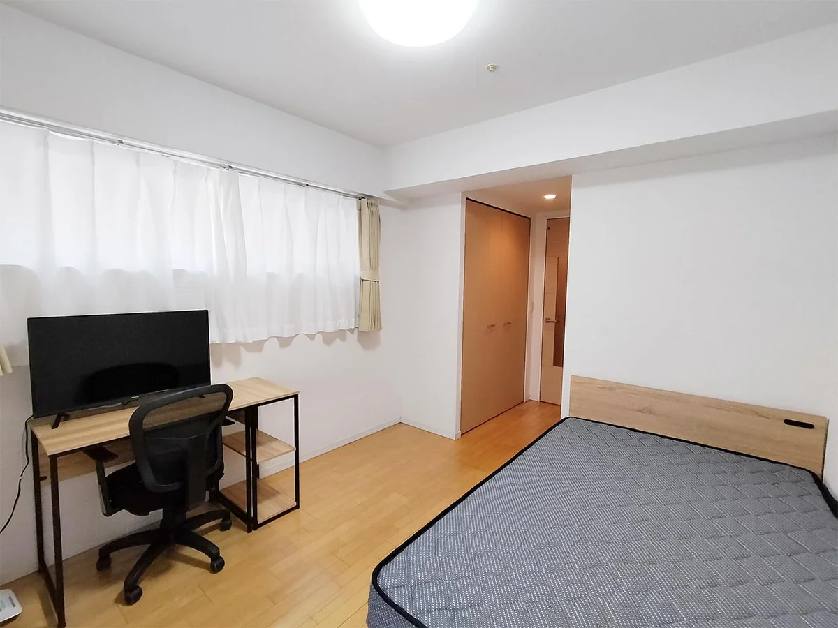 写真はお部屋のイメージです。ラグなどの室内装飾はございません。