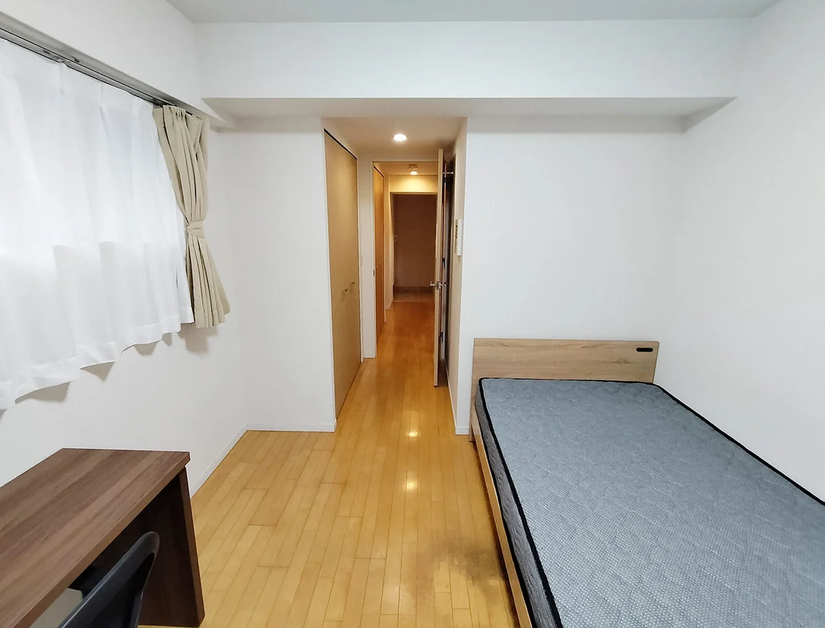 写真はお部屋のイメージです。ラグなどの室内装飾はございません。