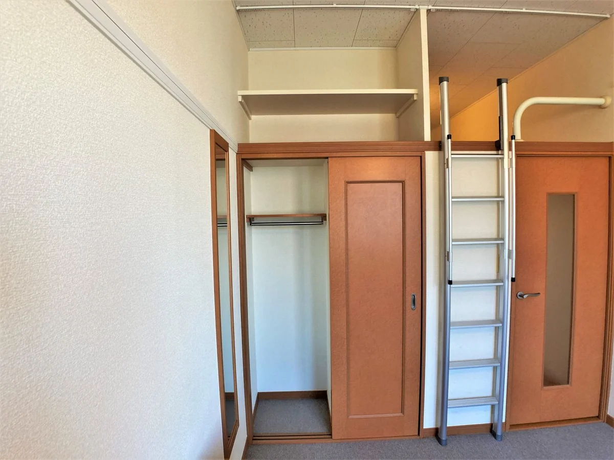 反対側の扉にも同様な収納スペースがあります