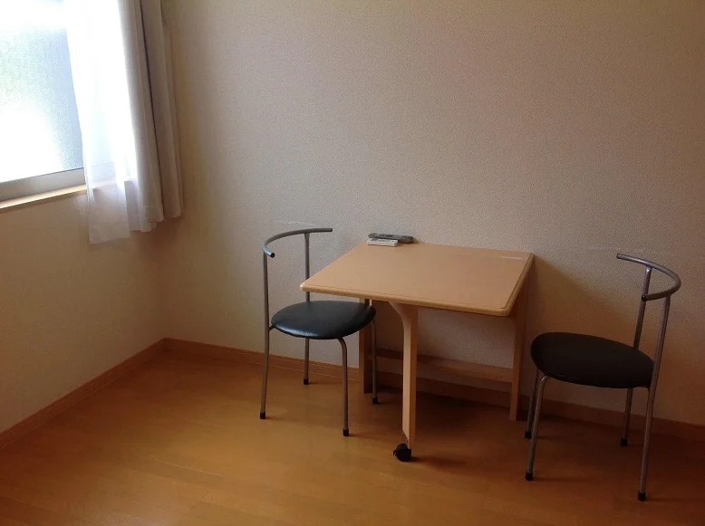 折りたたみ式のテーブルと椅子