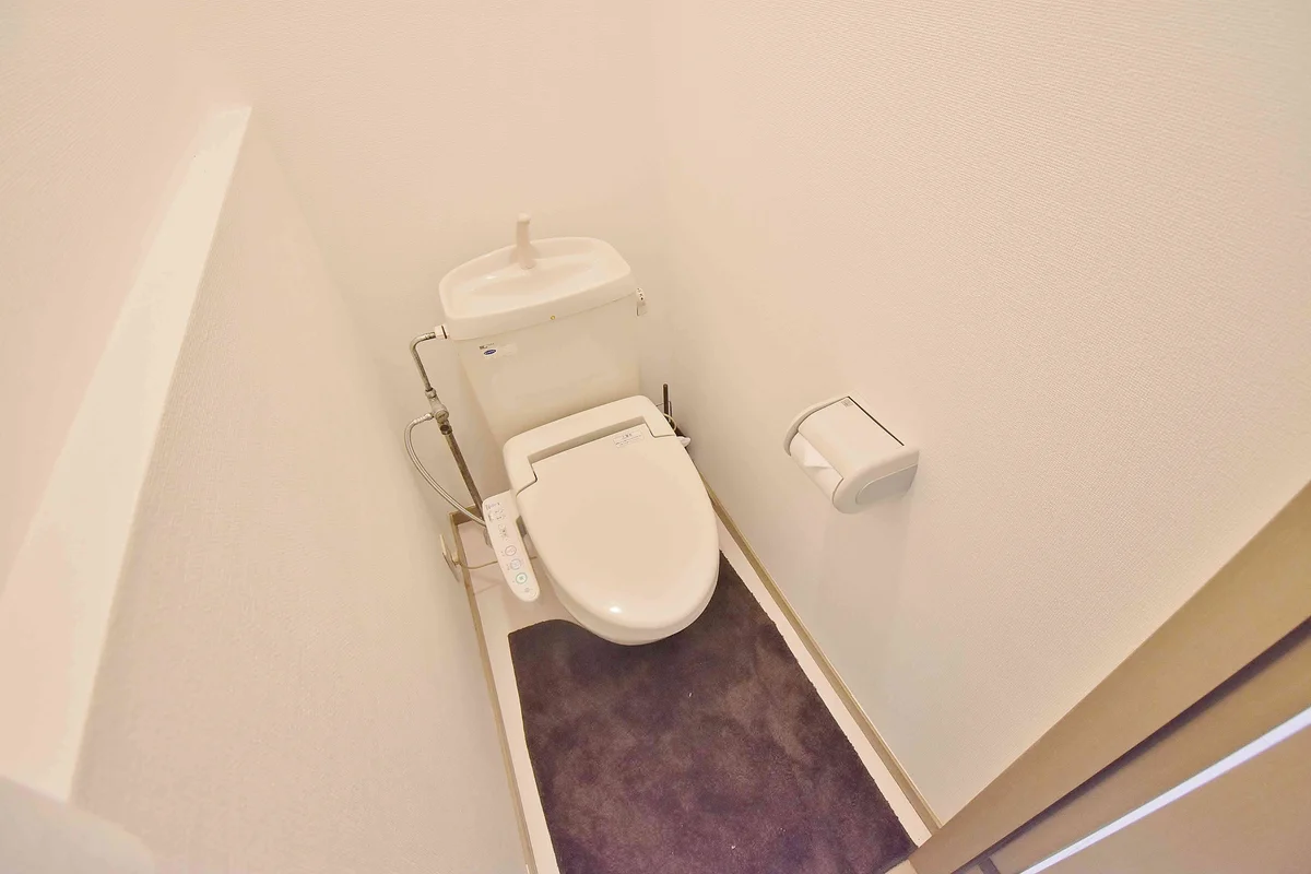 ウォシュレットつきのトイレです。老若男女皆様に安心してご利用いただけますね☆トイレにもトイレ用洗剤とトイレ用ブラシをご用意しておりますので長期ご利用の場合の気になる汚れなどもお掃除して頂けます^^