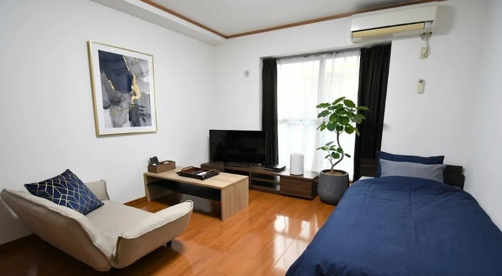 【室内画像】三重県伊勢市ウィークリーマンションのお部屋です♪お部屋のクロスがとてもオシャレです(^^♪研修などのご利用にも最適です※植木と額とクッションなどは写真用です。